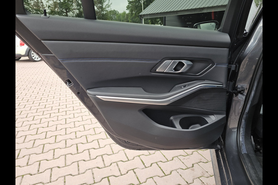 BMW 3 Serie Touring 330e M-Sport Touring Plus | LED | Pano | Trekhaak | Stoelverwarming | Shadow-Line | Park Assist | Driving Assistant | Vol |