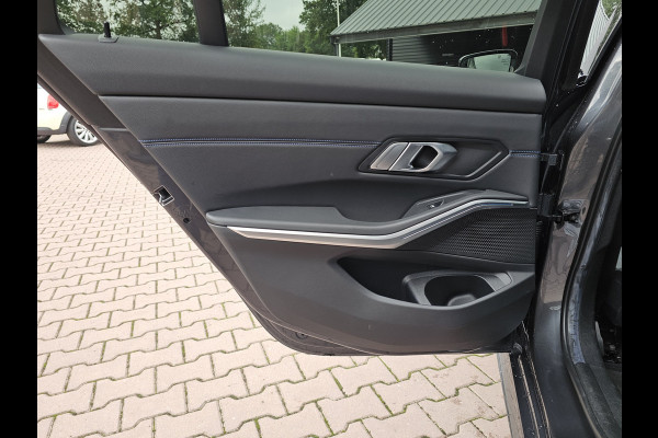 BMW 3 Serie Touring 330e M-Sport Touring Plus | LED | Pano | Trekhaak | Stoelverwarming | Shadow-Line | Park Assist | Driving Assistant | Vol |