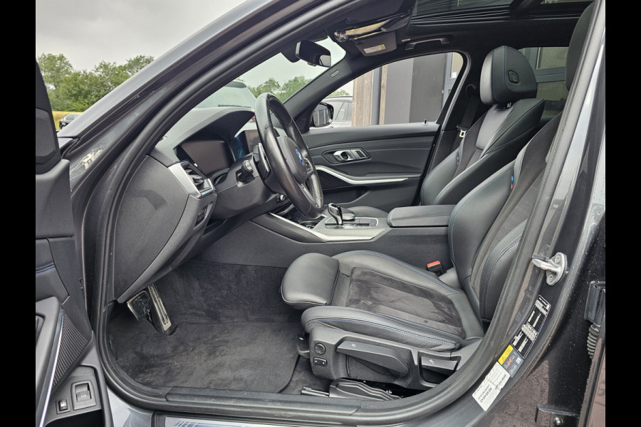 BMW 3 Serie Touring 330e M-Sport Touring Plus | LED | Pano | Trekhaak | Stoelverwarming | Shadow-Line | Park Assist | Driving Assistant | Vol |
