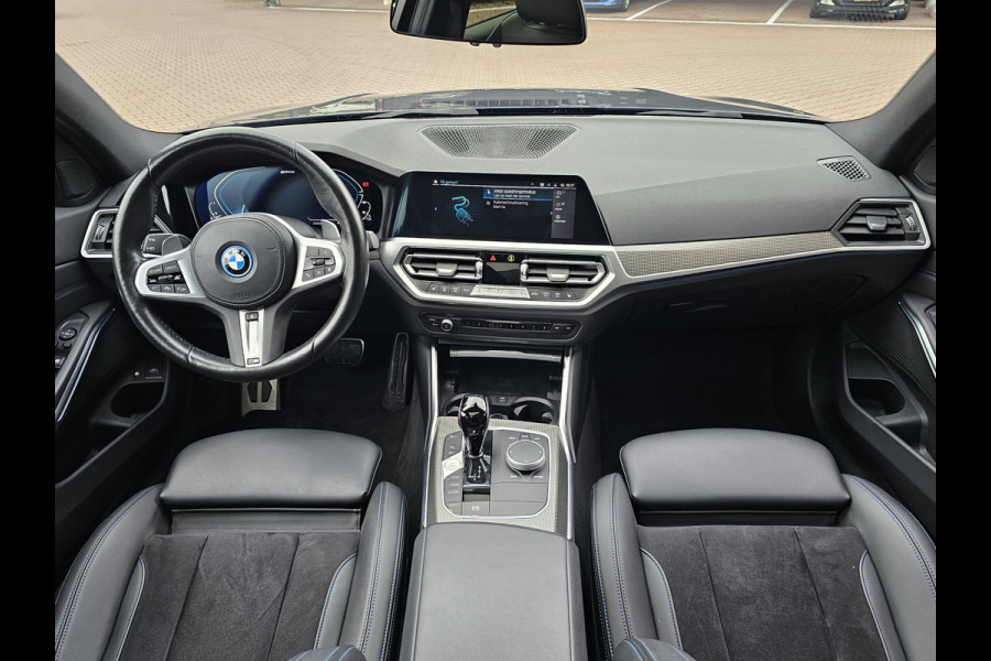 BMW 3 Serie Touring 330e M-Sport Touring Plus | LED | Pano | Trekhaak | Stoelverwarming | Shadow-Line | Park Assist | Driving Assistant | Vol |