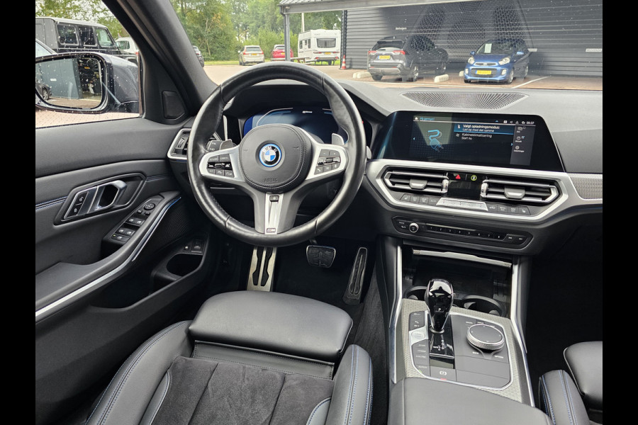 BMW 3 Serie Touring 330e M-Sport Touring Plus | LED | Pano | Trekhaak | Stoelverwarming | Shadow-Line | Park Assist | Driving Assistant | Vol |