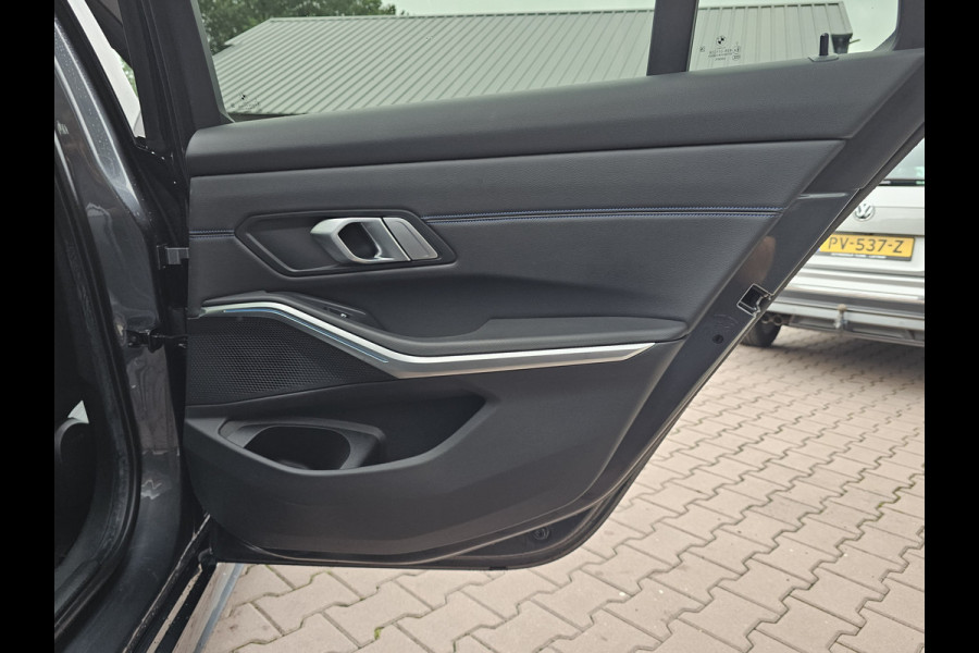 BMW 3 Serie Touring 330e M-Sport Touring Plus | LED | Pano | Trekhaak | Stoelverwarming | Shadow-Line | Park Assist | Driving Assistant | Vol |