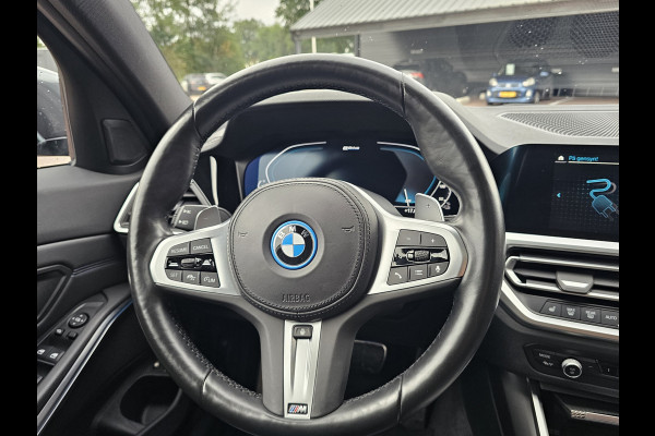 BMW 3 Serie Touring 330e M-Sport Touring Plus | LED | Pano | Trekhaak | Stoelverwarming | Shadow-Line | Park Assist | Driving Assistant | Vol |
