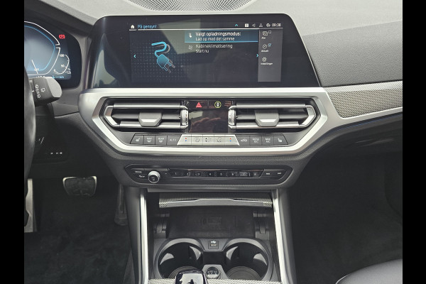 BMW 3 Serie Touring 330e M-Sport Touring Plus | LED | Pano | Trekhaak | Stoelverwarming | Shadow-Line | Park Assist | Driving Assistant | Vol |