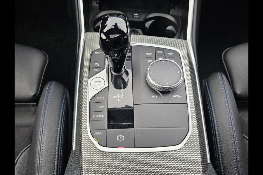 BMW 3 Serie Touring 330e M-Sport Touring Plus | LED | Pano | Trekhaak | Stoelverwarming | Shadow-Line | Park Assist | Driving Assistant | Vol |