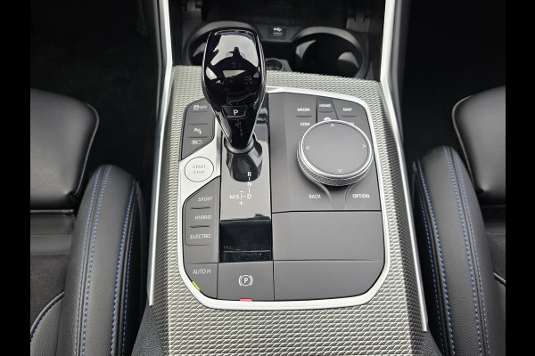BMW 3 Serie Touring 330e M-Sport Touring Plus | LED | Pano | Trekhaak | Stoelverwarming | Shadow-Line | Park Assist | Driving Assistant | Vol |
