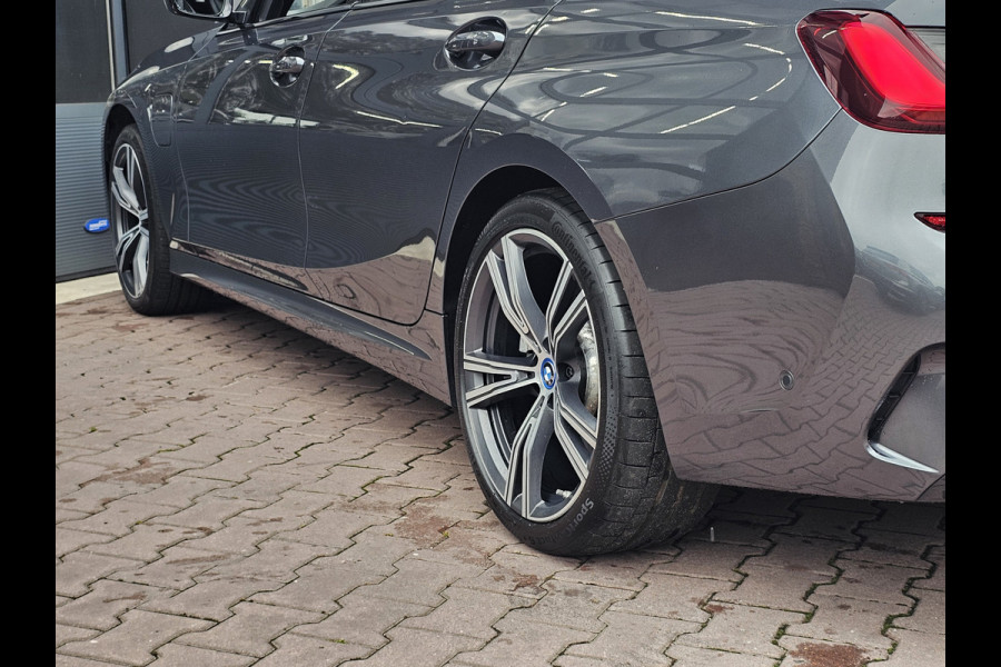 BMW 3 Serie Touring 330e M-Sport Touring Plus | LED | Pano | Trekhaak | Stoelverwarming | Shadow-Line | Park Assist | Driving Assistant | Vol |