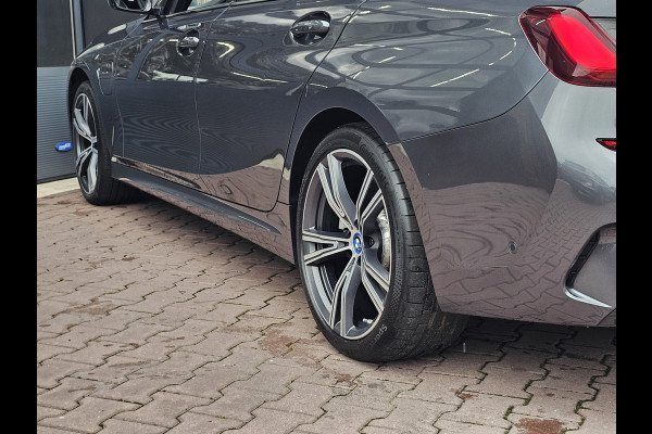 BMW 3 Serie Touring 330e M-Sport Touring Plus | LED | Pano | Trekhaak | Stoelverwarming | Shadow-Line | Park Assist | Driving Assistant | Vol |
