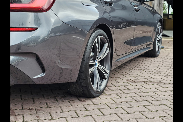 BMW 3 Serie Touring 330e M-Sport Touring Plus | LED | Pano | Trekhaak | Stoelverwarming | Shadow-Line | Park Assist | Driving Assistant | Vol |