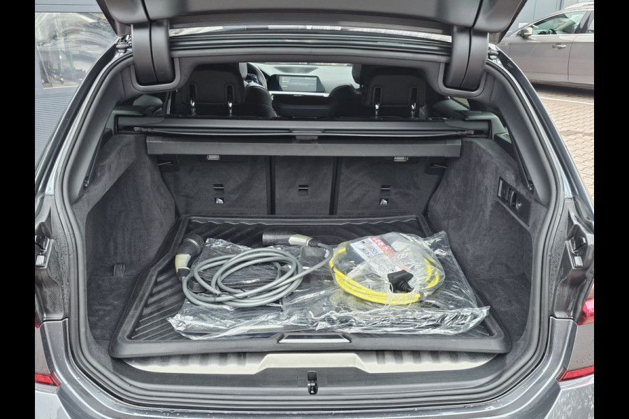 BMW 3 Serie Touring 330e M-Sport Touring Plus | LED | Pano | Trekhaak | Stoelverwarming | Shadow-Line | Park Assist | Driving Assistant | Vol |