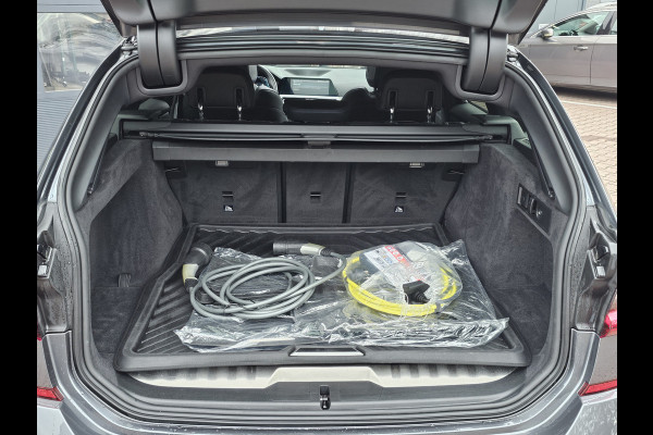 BMW 3 Serie Touring 330e M-Sport Touring Plus | LED | Pano | Trekhaak | Stoelverwarming | Shadow-Line | Park Assist | Driving Assistant | Vol |