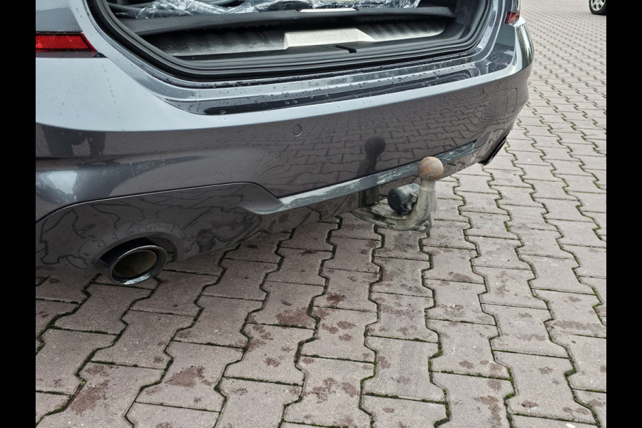 BMW 3 Serie Touring 330e M-Sport Touring Plus | LED | Pano | Trekhaak | Stoelverwarming | Shadow-Line | Park Assist | Driving Assistant | Vol |
