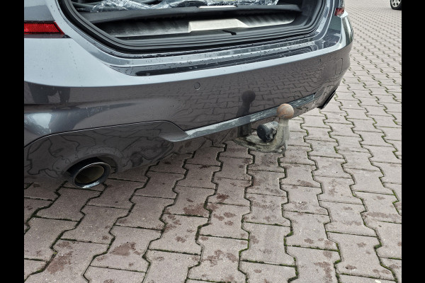 BMW 3 Serie Touring 330e M-Sport Touring Plus | LED | Pano | Trekhaak | Stoelverwarming | Shadow-Line | Park Assist | Driving Assistant | Vol |