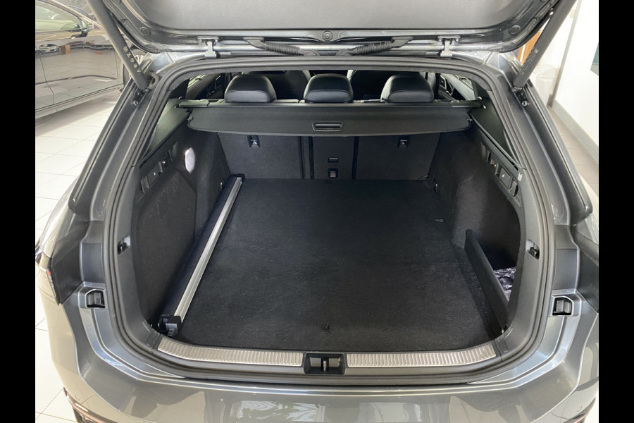 Volkswagen Passat Variant 1.5 eHybrid R-Line Edition 272 PK Panoramadak /Trekhaak /Carplay / Stoelverwarming/ koeling