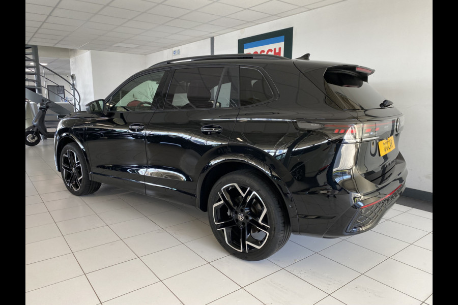Volkswagen Tiguan 1.5 eHybrid R-Line Edition 272 PK Black-Style Panoramadak ,  Headup , Dynamic Light, Trekhaak, Leer , Massage stoelen