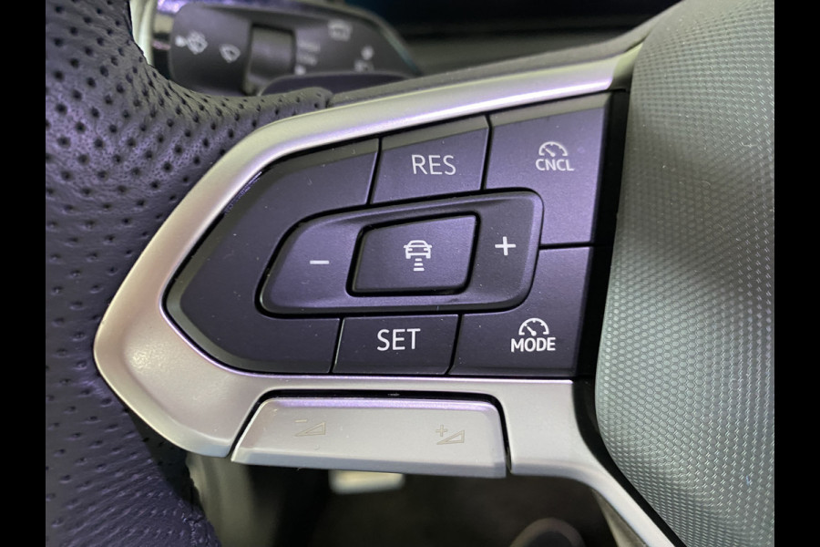 Volkswagen Tiguan 1.5 eHybrid R-Line Edition 272 PK Black-Style Panoramadak ,  Headup , Dynamic Light, Trekhaak, Leer , Massage stoelen