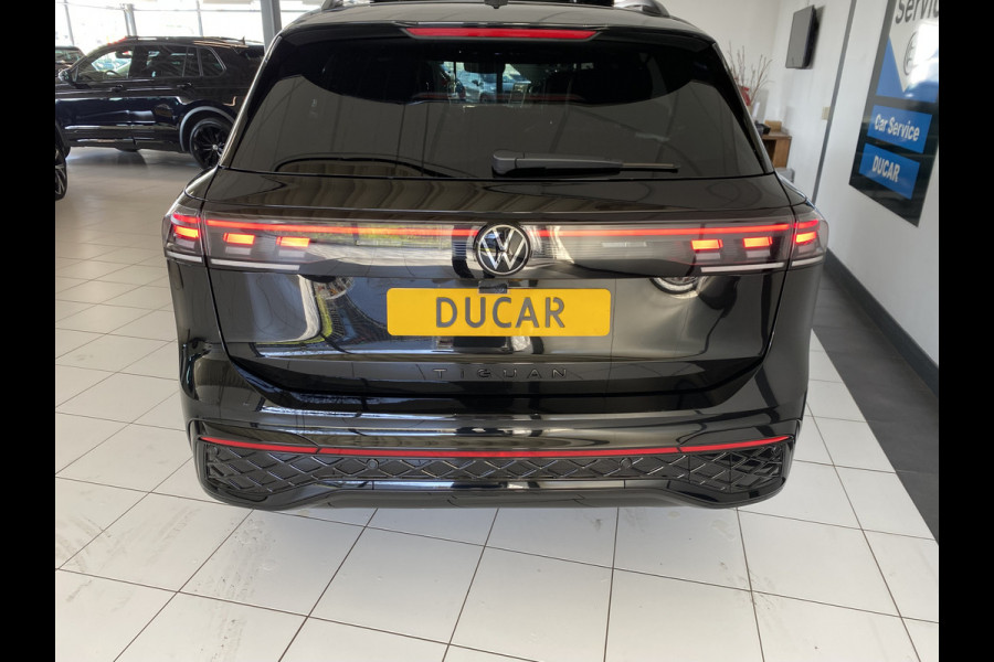 Volkswagen Tiguan 1.5 eHybrid R-Line Edition 272 PK Black-Style Panoramadak ,  Headup , Dynamic Light, Trekhaak, Leer , Massage stoelen