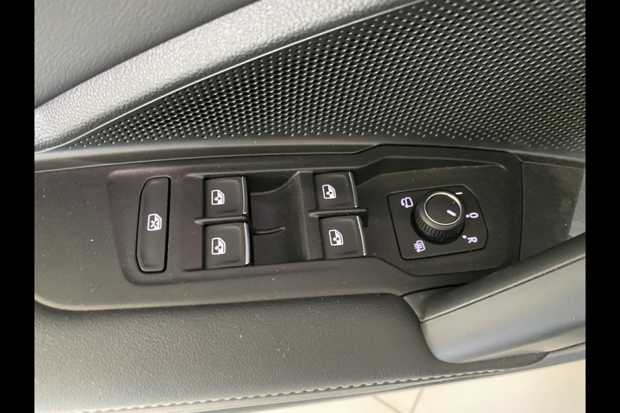 Volkswagen Tiguan 1.5 eHybrid R-Line Edition 272 PK Black-Style Panoramadak ,  Headup , Dynamic Light, Trekhaak, Leer , Massage stoelen