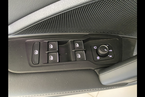 Volkswagen Tiguan 1.5 eHybrid R-Line Edition 272 PK Black-Style Panoramadak ,  Headup , Dynamic Light, Trekhaak, Leer , Massage stoelen