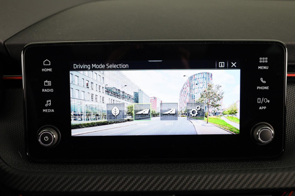 Škoda Kamiq Monte Carlo 1.0 TSI 115 pk DSG-7 | Adaptive Cruise | Panoramadak | Blind Spot | Winterpakket
