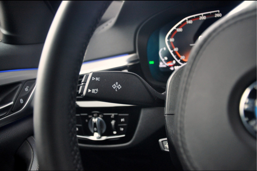 BMW 5 Serie Touring 518d High Executive Edition | M-Sport | 20 inch | Panorama | Individual Dakota Leder