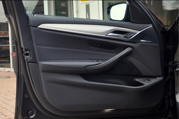 BMW 5 Serie Touring 518d High Executive Edition | M-Sport | 20 inch | Panorama | Individual Dakota Leder