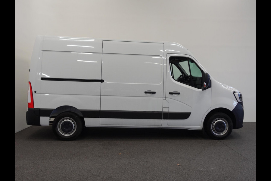Renault Master T33 2.3 dCi 135PK L2H2 Airco Cruise control Parkeersensoren Navigatie Trekhaak