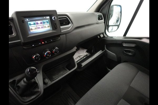 Renault Master T33 2.3 dCi 135PK L2H2 Airco Cruise control Parkeersensoren Navigatie Trekhaak