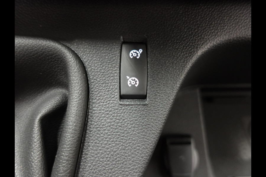 Renault Master T33 2.3 dCi 135PK L2H2 Airco Cruise control Parkeersensoren Navigatie Trekhaak