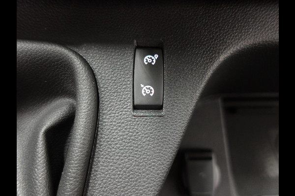 Renault Master T33 2.3 dCi 135PK L2H2 Airco Cruise control Parkeersensoren Navigatie Trekhaak