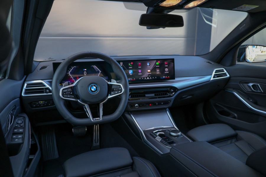 BMW 3-serie 330e | BTW | M-SPORT | ACC | HUD | 360 | MEMORY | KEYLESS | ELEK KOFFERKLEP |