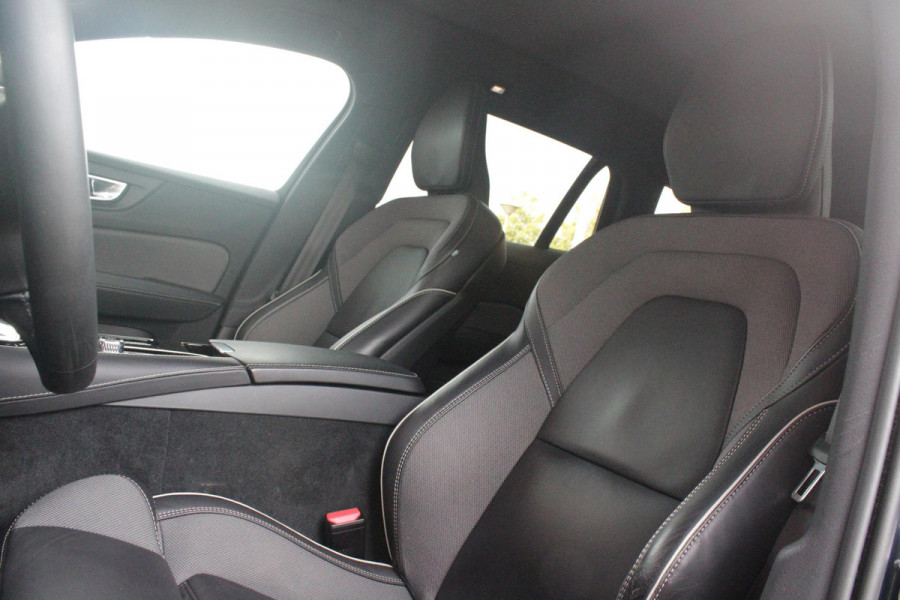 Volvo V60 2.0 T6 Plug-in hybrid 350PK AWD PLUS DARK | LONG RANGE | PANORAMISCH SCHUIF/KANTELDAK | NAVIGATIE VIA GOOGLE AUTO | APPLE CARPLAY / ANDROID AUTO | FULL-LED KOPLAMPEN | 125319" 6-SPAAKS BLACK / DIAMOND CUT VELGEN | LEDEREN BEKLEDING | POWER SEATS - BESTUURDERS- EN PASSAGIERSSTOEL ELEKTRISCHVERSTELBAAR MET GEHEUGEN, ELEKTRISCH VERSTELBARE  ZITVERLENGERS /LENDESTEUN VIERVOUDIG | STOEL- EN ACHTERBANKVERWARMING | STUURVERWARMING | PARKEERVERWARMING MET TIMER (STANDKACHEL) | ACHTERUIRIJ CAMERA | EXTRA GETINTE ACHTERRUITEN | ELEKTRISCH BEDIENBARE ACHTERKLEP | ELEKTRISCH INKLA