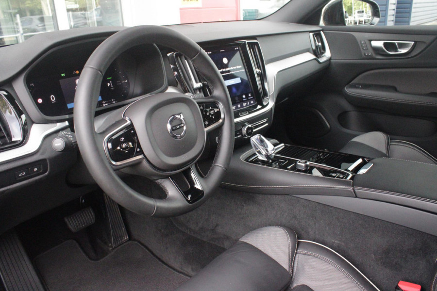 Volvo V60 2.0 T6 Plug-in hybrid 350PK AWD PLUS DARK | LONG RANGE | PANORAMISCH SCHUIF/KANTELDAK | NAVIGATIE VIA GOOGLE AUTO | APPLE CARPLAY / ANDROID AUTO | FULL-LED KOPLAMPEN | 125319" 6-SPAAKS BLACK / DIAMOND CUT VELGEN | LEDEREN BEKLEDING | POWER SEATS - BESTUURDERS- EN PASSAGIERSSTOEL ELEKTRISCHVERSTELBAAR MET GEHEUGEN, ELEKTRISCH VERSTELBARE  ZITVERLENGERS /LENDESTEUN VIERVOUDIG | STOEL- EN ACHTERBANKVERWARMING | STUURVERWARMING | PARKEERVERWARMING MET TIMER (STANDKACHEL) | ACHTERUIRIJ CAMERA | EXTRA GETINTE ACHTERRUITEN | ELEKTRISCH BEDIENBARE ACHTERKLEP | ELEKTRISCH INKLA
