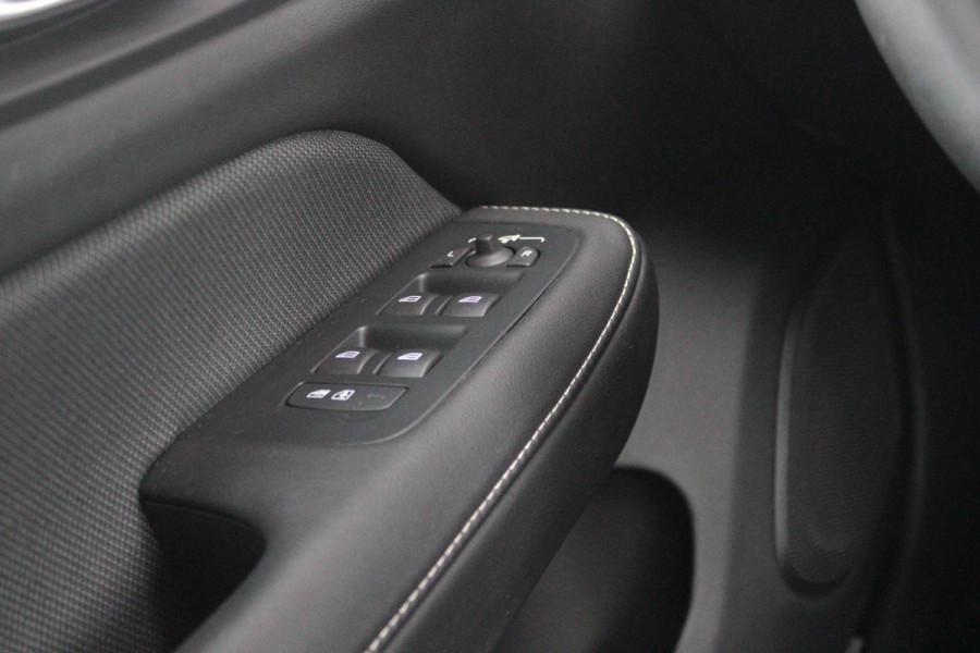 Volvo V60 2.0 T6 Plug-in hybrid 350PK AWD PLUS DARK | LONG RANGE | PANORAMISCH SCHUIF/KANTELDAK | NAVIGATIE VIA GOOGLE AUTO | APPLE CARPLAY / ANDROID AUTO | FULL-LED KOPLAMPEN | 125319" 6-SPAAKS BLACK / DIAMOND CUT VELGEN | LEDEREN BEKLEDING | POWER SEATS - BESTUURDERS- EN PASSAGIERSSTOEL ELEKTRISCHVERSTELBAAR MET GEHEUGEN, ELEKTRISCH VERSTELBARE  ZITVERLENGERS /LENDESTEUN VIERVOUDIG | STOEL- EN ACHTERBANKVERWARMING | STUURVERWARMING | PARKEERVERWARMING MET TIMER (STANDKACHEL) | ACHTERUIRIJ CAMERA | EXTRA GETINTE ACHTERRUITEN | ELEKTRISCH BEDIENBARE ACHTERKLEP | ELEKTRISCH INKLA