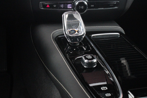 Volvo V60 2.0 T6 Plug-in hybrid 350PK AWD PLUS DARK | LONG RANGE | PANORAMISCH SCHUIF/KANTELDAK | NAVIGATIE VIA GOOGLE AUTO | APPLE CARPLAY / ANDROID AUTO | FULL-LED KOPLAMPEN | 125319" 6-SPAAKS BLACK / DIAMOND CUT VELGEN | LEDEREN BEKLEDING | POWER SEATS - BESTUURDERS- EN PASSAGIERSSTOEL ELEKTRISCHVERSTELBAAR MET GEHEUGEN, ELEKTRISCH VERSTELBARE  ZITVERLENGERS /LENDESTEUN VIERVOUDIG | STOEL- EN ACHTERBANKVERWARMING | STUURVERWARMING | PARKEERVERWARMING MET TIMER (STANDKACHEL) | ACHTERUIRIJ CAMERA | EXTRA GETINTE ACHTERRUITEN | ELEKTRISCH BEDIENBARE ACHTERKLEP | ELEKTRISCH INKLA