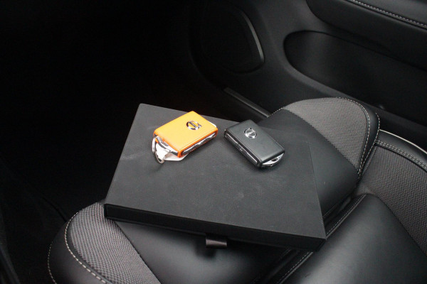 Volvo V60 2.0 T6 Plug-in hybrid 350PK AWD PLUS DARK | LONG RANGE | PANORAMISCH SCHUIF/KANTELDAK | NAVIGATIE VIA GOOGLE AUTO | APPLE CARPLAY / ANDROID AUTO | FULL-LED KOPLAMPEN | 125319" 6-SPAAKS BLACK / DIAMOND CUT VELGEN | LEDEREN BEKLEDING | POWER SEATS - BESTUURDERS- EN PASSAGIERSSTOEL ELEKTRISCHVERSTELBAAR MET GEHEUGEN, ELEKTRISCH VERSTELBARE  ZITVERLENGERS /LENDESTEUN VIERVOUDIG | STOEL- EN ACHTERBANKVERWARMING | STUURVERWARMING | PARKEERVERWARMING MET TIMER (STANDKACHEL) | ACHTERUIRIJ CAMERA | EXTRA GETINTE ACHTERRUITEN | ELEKTRISCH BEDIENBARE ACHTERKLEP | ELEKTRISCH INKLA