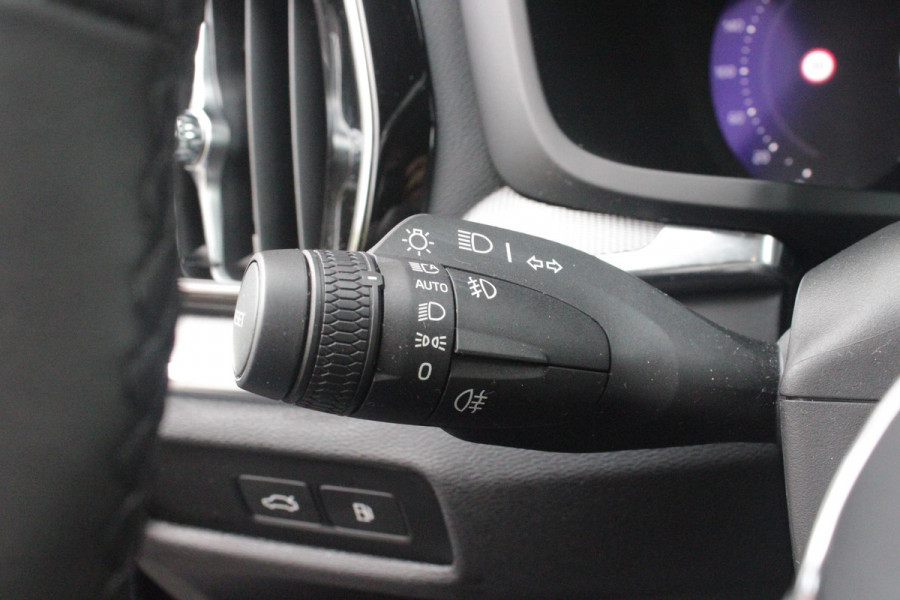 Volvo V60 2.0 T6 Plug-in hybrid 350PK AWD PLUS DARK | LONG RANGE | PANORAMISCH SCHUIF/KANTELDAK | NAVIGATIE VIA GOOGLE AUTO | APPLE CARPLAY / ANDROID AUTO | FULL-LED KOPLAMPEN | 125319" 6-SPAAKS BLACK / DIAMOND CUT VELGEN | LEDEREN BEKLEDING | POWER SEATS - BESTUURDERS- EN PASSAGIERSSTOEL ELEKTRISCHVERSTELBAAR MET GEHEUGEN, ELEKTRISCH VERSTELBARE  ZITVERLENGERS /LENDESTEUN VIERVOUDIG | STOEL- EN ACHTERBANKVERWARMING | STUURVERWARMING | PARKEERVERWARMING MET TIMER (STANDKACHEL) | ACHTERUIRIJ CAMERA | EXTRA GETINTE ACHTERRUITEN | ELEKTRISCH BEDIENBARE ACHTERKLEP | ELEKTRISCH INKLA