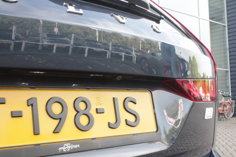 Volvo V60 2.0 T6 Plug-in hybrid 350PK AWD PLUS DARK | LONG RANGE | PANORAMISCH SCHUIF/KANTELDAK | NAVIGATIE VIA GOOGLE AUTO | APPLE CARPLAY / ANDROID AUTO | FULL-LED KOPLAMPEN | 125319" 6-SPAAKS BLACK / DIAMOND CUT VELGEN | LEDEREN BEKLEDING | POWER SEATS - BESTUURDERS- EN PASSAGIERSSTOEL ELEKTRISCHVERSTELBAAR MET GEHEUGEN, ELEKTRISCH VERSTELBARE  ZITVERLENGERS /LENDESTEUN VIERVOUDIG | STOEL- EN ACHTERBANKVERWARMING | STUURVERWARMING | PARKEERVERWARMING MET TIMER (STANDKACHEL) | ACHTERUIRIJ CAMERA | EXTRA GETINTE ACHTERRUITEN | ELEKTRISCH BEDIENBARE ACHTERKLEP | ELEKTRISCH INKLA