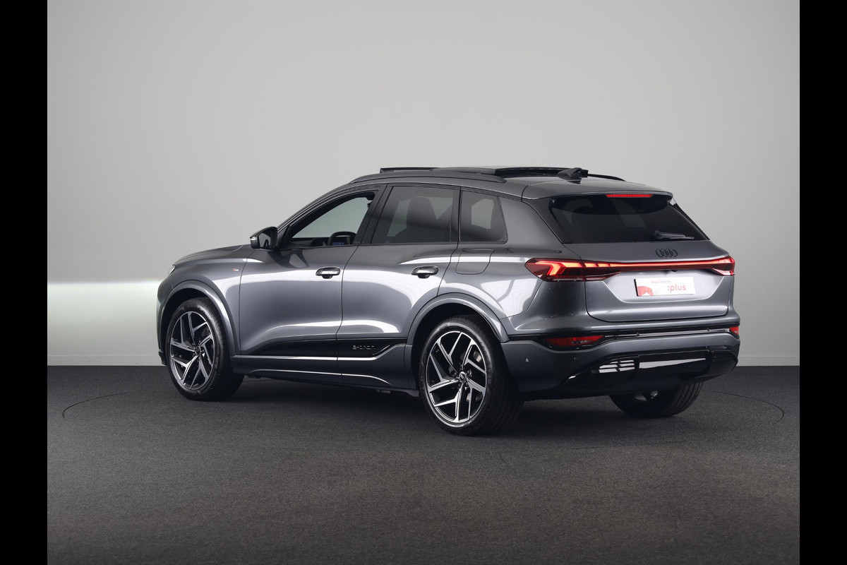 Audi Q6 e-tron S edition 83 Kwh 252 pk | Glazen panoramadak | Trekhaak, mechanisch draaibaar | Exterieurpakket zwart | Warmtewerend glas donker tint |