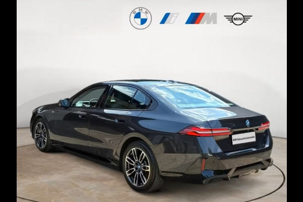 BMW 5 Serie 550e xDrive M-SPORT ** LED, LEDER, PANO, TREKH, ACC, HuD, MEMORY, 19-inch LMV ** Ex BMW-AG ** ** INFORMEER OOK NAAR ONZE AANTREKKELIJKE FINANCIAL-LEASE TARIEVEN **