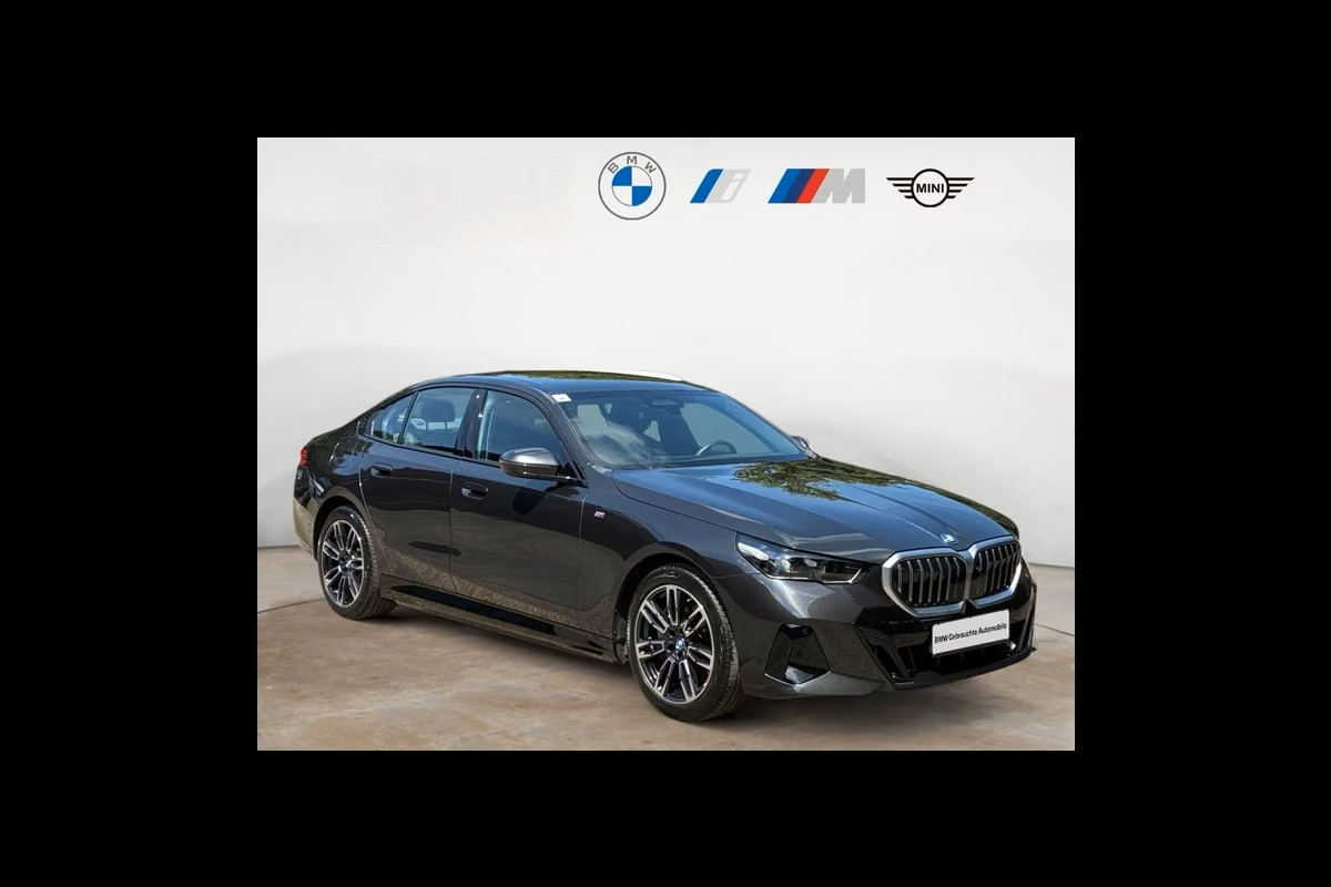 BMW 5 Serie 550e xDrive M-SPORT ** LED, LEDER, PANO, TREKH, ACC, HuD, MEMORY, 19-inch LMV ** Ex BMW-AG ** ** INFORMEER OOK NAAR ONZE AANTREKKELIJKE FINANCIAL-LEASE TARIEVEN **