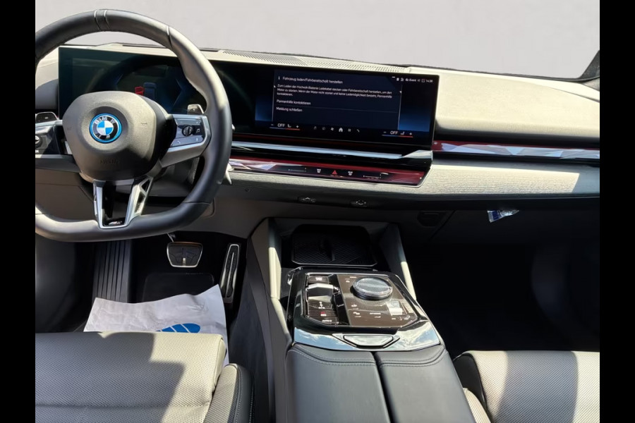 BMW 5 Serie 550e xDrive M-SPORT ** LED, LEDER, PANO, TREKH, ACC, HuD, MEMORY, 19-inch LMV ** Ex BMW-AG ** ** INFORMEER OOK NAAR ONZE AANTREKKELIJKE FINANCIAL-LEASE TARIEVEN **