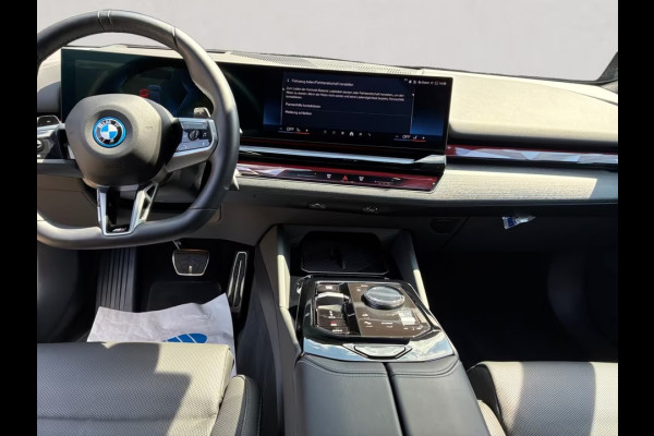 BMW 5 Serie 550e xDrive M-SPORT ** LED, LEDER, PANO, TREKH, ACC, HuD, MEMORY, 19-inch LMV ** Ex BMW-AG ** ** INFORMEER OOK NAAR ONZE AANTREKKELIJKE FINANCIAL-LEASE TARIEVEN **