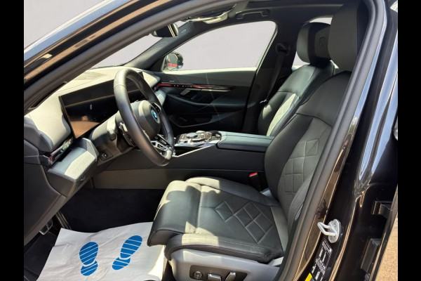 BMW 5 Serie 550e xDrive M-SPORT ** LED, LEDER, PANO, TREKH, ACC, HuD, MEMORY, 19-inch LMV ** Ex BMW-AG ** ** INFORMEER OOK NAAR ONZE AANTREKKELIJKE FINANCIAL-LEASE TARIEVEN **