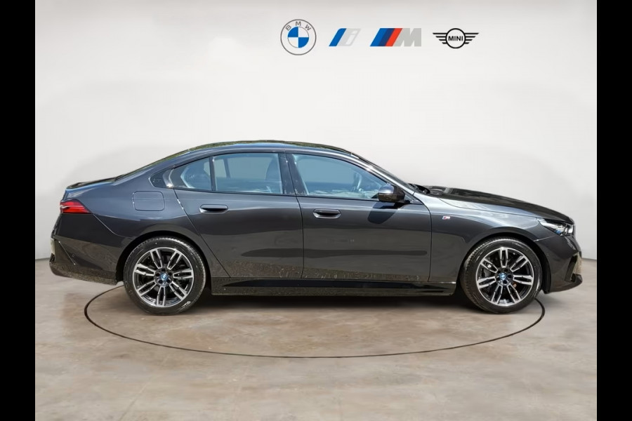 BMW 5 Serie 550e xDrive M-SPORT ** LED, LEDER, PANO, TREKH, ACC, HuD, MEMORY, 19-inch LMV ** Ex BMW-AG ** ** INFORMEER OOK NAAR ONZE AANTREKKELIJKE FINANCIAL-LEASE TARIEVEN **