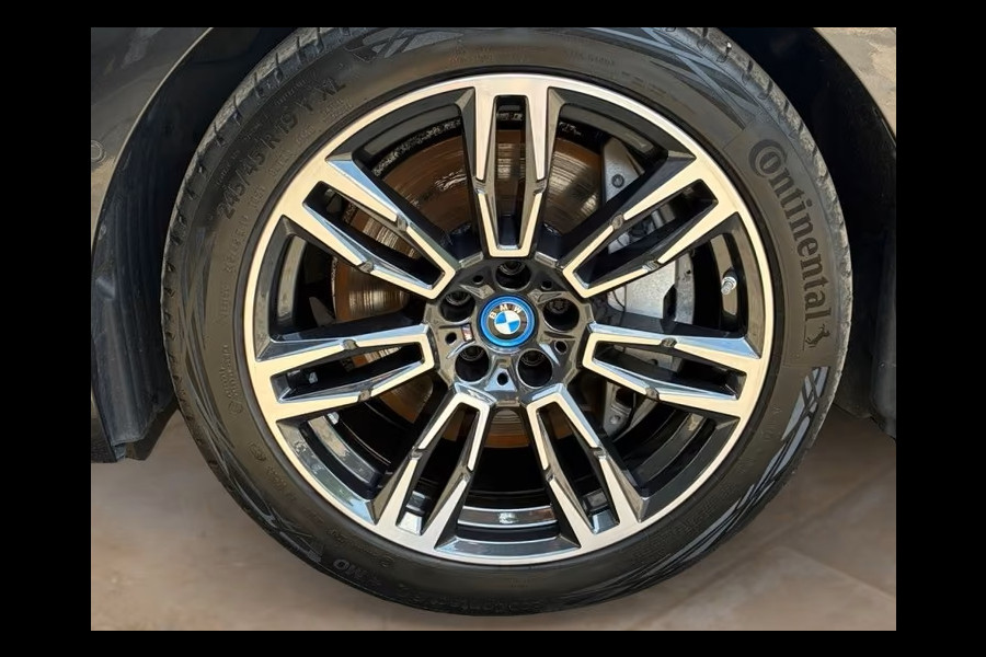 BMW 5 Serie 550e xDrive M-SPORT ** LED, LEDER, PANO, TREKH, ACC, HuD, MEMORY, 19-inch LMV ** Ex BMW-AG ** ** INFORMEER OOK NAAR ONZE AANTREKKELIJKE FINANCIAL-LEASE TARIEVEN **