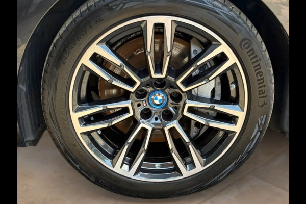 BMW 5 Serie 550e xDrive M-SPORT ** LED, LEDER, PANO, TREKH, ACC, HuD, MEMORY, 19-inch LMV ** Ex BMW-AG ** ** INFORMEER OOK NAAR ONZE AANTREKKELIJKE FINANCIAL-LEASE TARIEVEN **