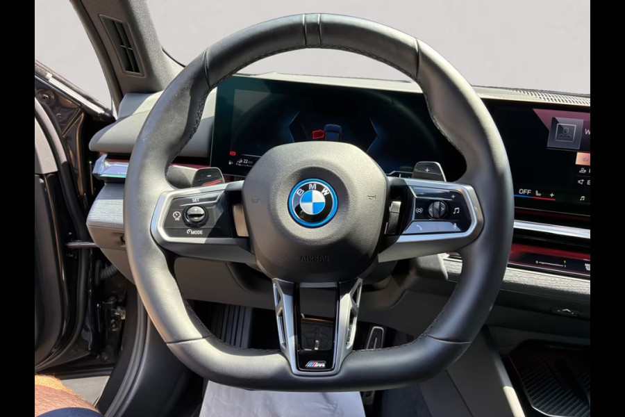 BMW 5 Serie 550e xDrive M-SPORT ** LED, LEDER, PANO, TREKH, ACC, HuD, MEMORY, 19-inch LMV ** Ex BMW-AG ** ** INFORMEER OOK NAAR ONZE AANTREKKELIJKE FINANCIAL-LEASE TARIEVEN **