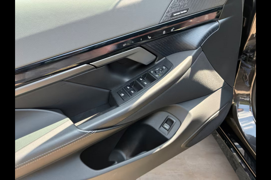 BMW 5 Serie 550e xDrive M-SPORT ** LED, LEDER, PANO, TREKH, ACC, HuD, MEMORY, 19-inch LMV ** Ex BMW-AG ** ** INFORMEER OOK NAAR ONZE AANTREKKELIJKE FINANCIAL-LEASE TARIEVEN **