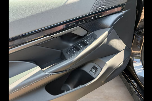 BMW 5 Serie 550e xDrive M-SPORT ** LED, LEDER, PANO, TREKH, ACC, HuD, MEMORY, 19-inch LMV ** Ex BMW-AG ** ** INFORMEER OOK NAAR ONZE AANTREKKELIJKE FINANCIAL-LEASE TARIEVEN **